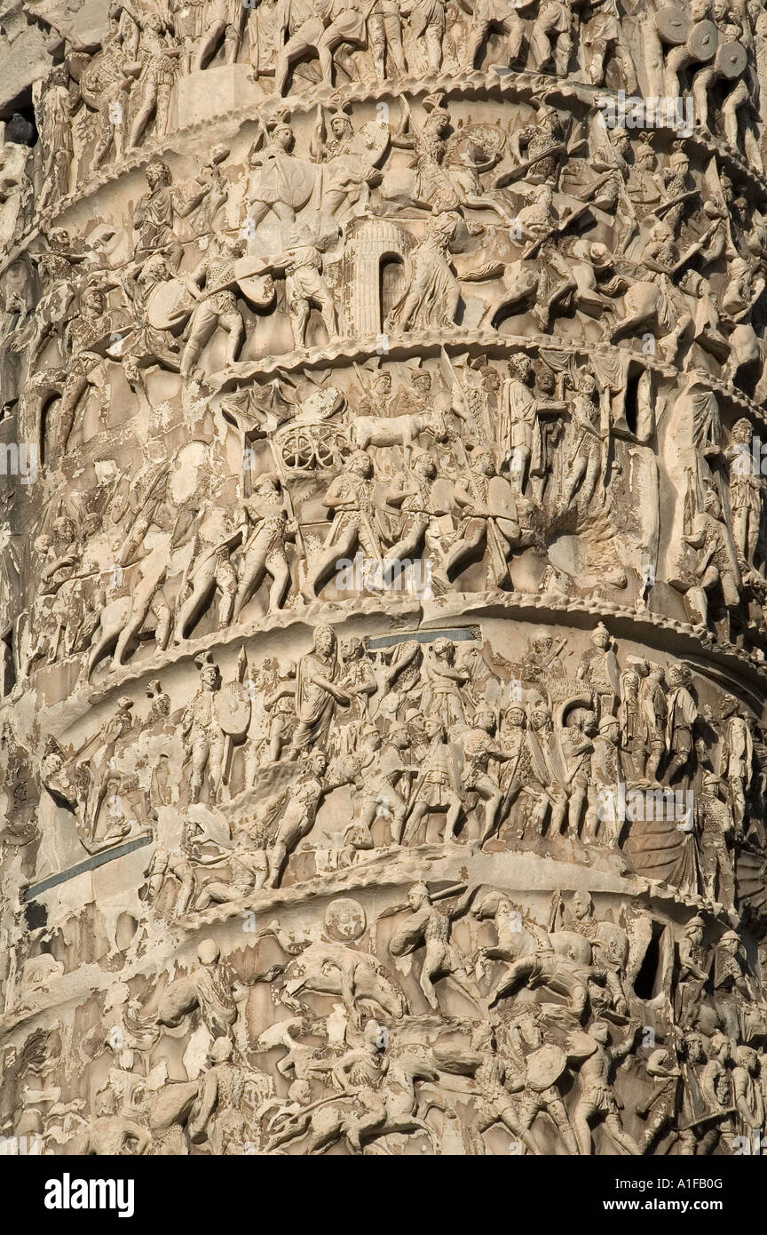 Spiralförmiges Flachrelief, das Kampfszenen zwischen der römischen und der dakischen Armee in der Säule von Colonna di Traiano Trajan aus dem Jahr 113 n. Chr. in Rom darstellt Stockfoto