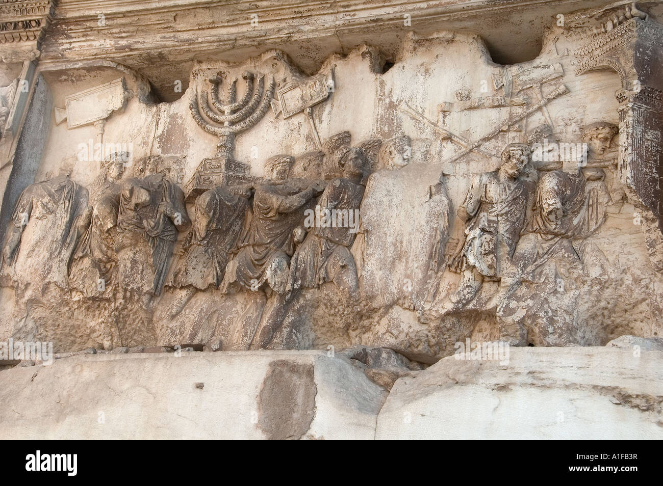 Relief zeigt Beute aus dem Tempel in Jerusalem geschnitzt an der südlichen inneren Tafel des Titus Bogen in der alten römischen Forum-Website, Rom Italien Stockfoto