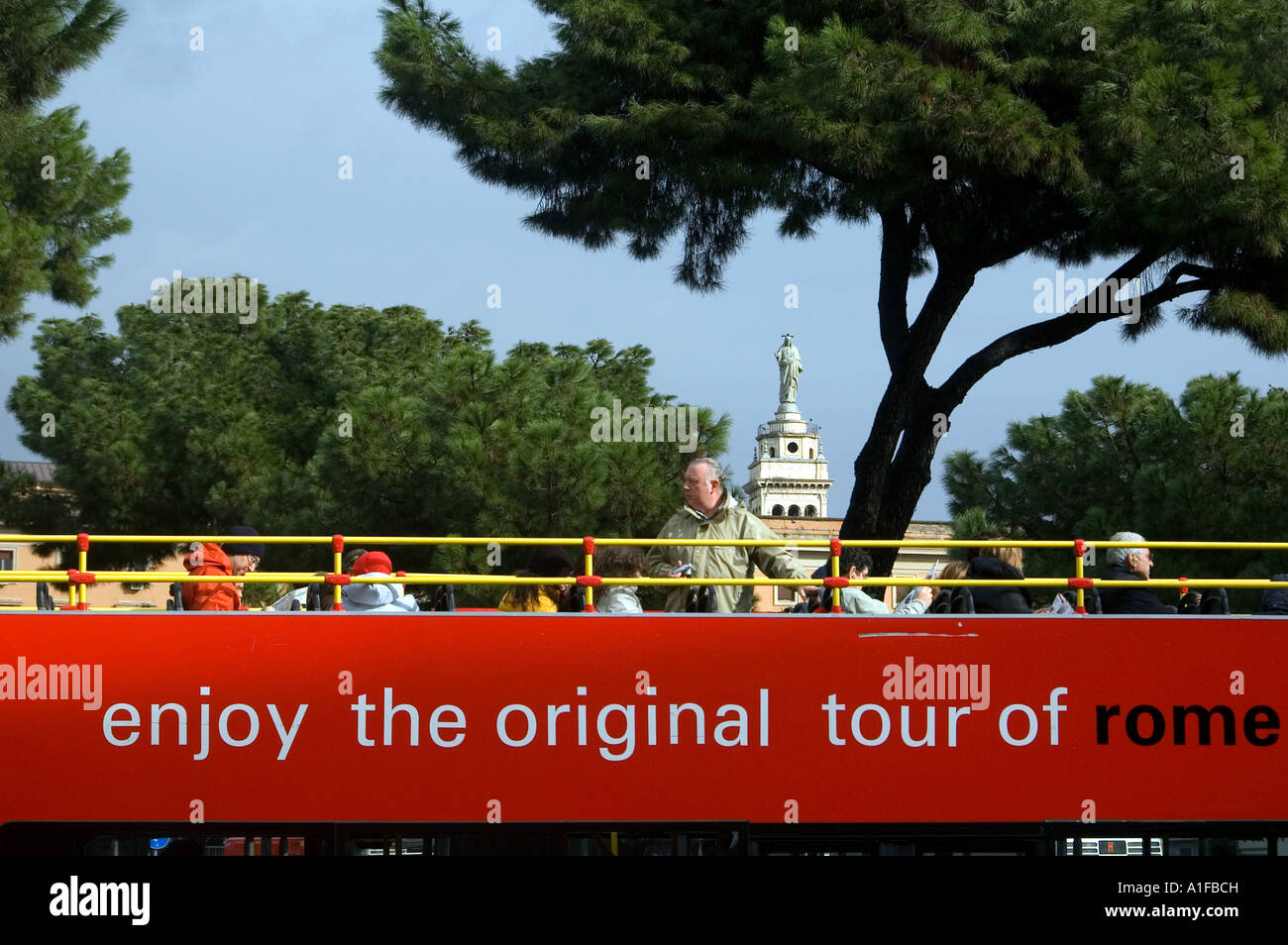 Touristen besichtigen die Stadt mit einem Hop-on-Hop-off-Doppeldecker-Tourbus in Rom, Italien Stockfoto
