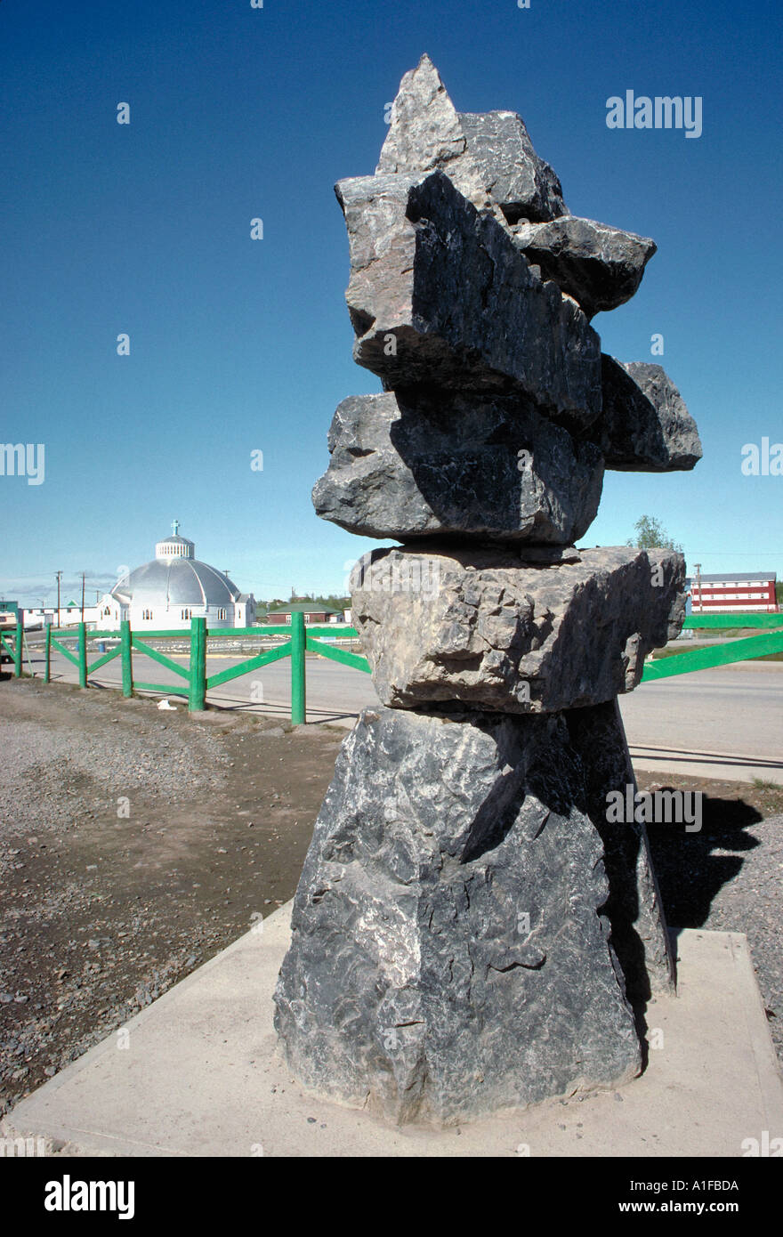 Inukshuk und Iglu Kirche Inuvik NWT Stockfoto