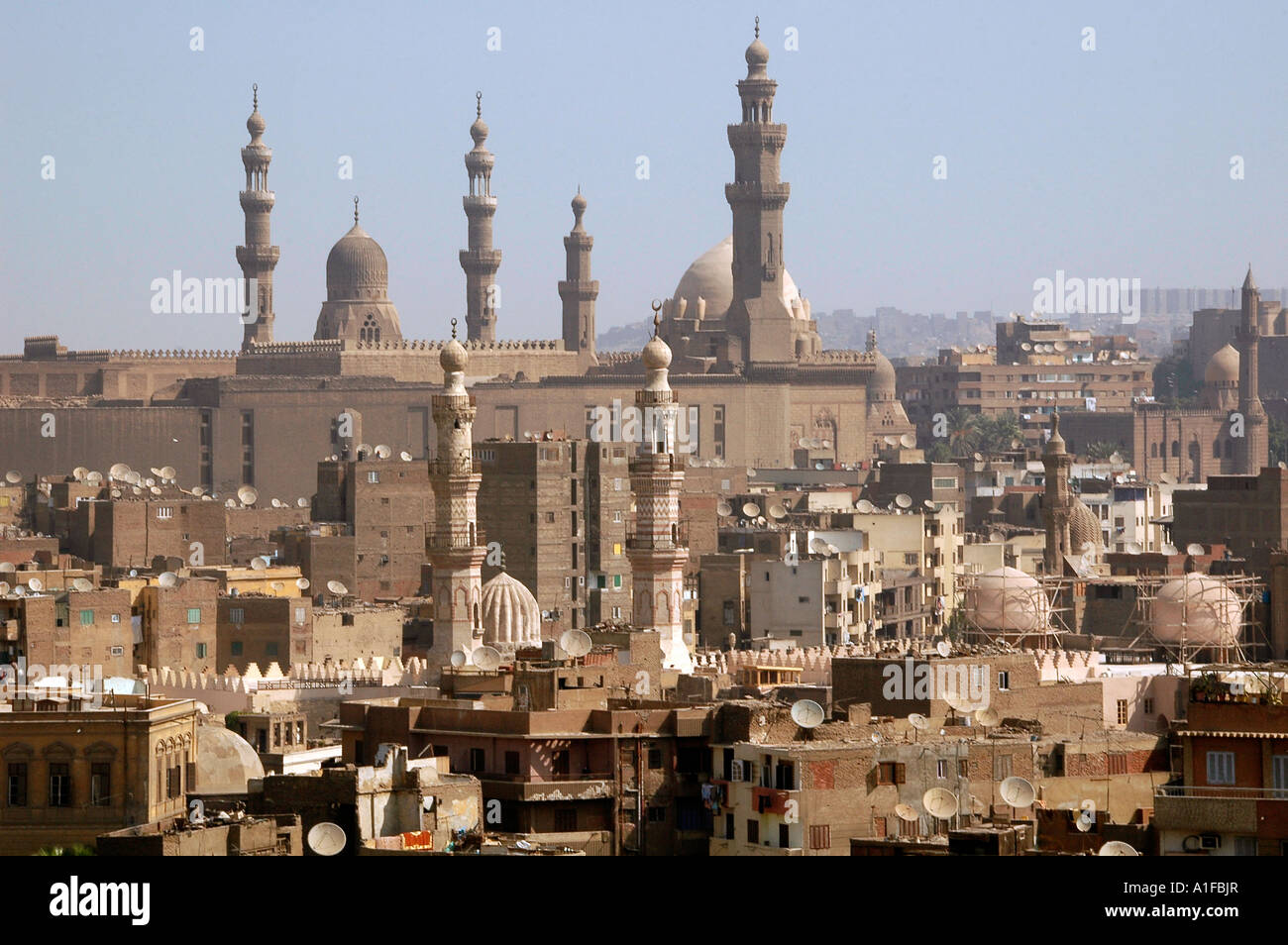 Sultan-Hasan-Moschee mit hoch aufragenden Minaretten und bauchige Kuppeln wie gesehen von der Zitadelle, Altstadt von Kairo Ägypten Stockfoto