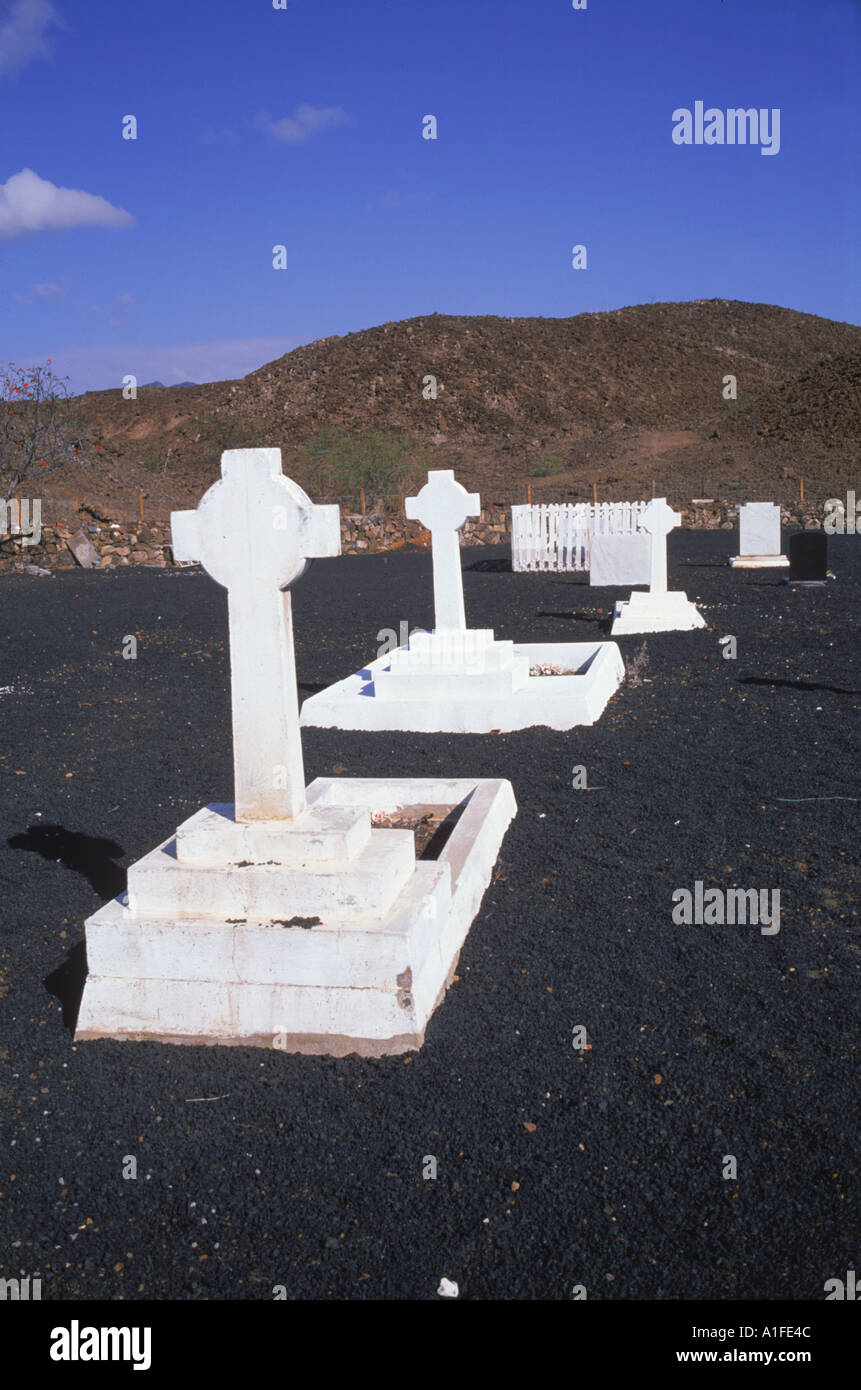 Weiße Kreuze auf Gräber auf dem Friedhof in Georgetown auf der Insel Ascension mid Atlantic G Renner Stockfoto
