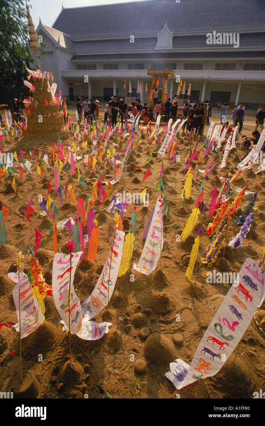 Neujahr-Banner umgeben einen Schrein in Chiang Mai Thailand Asien Advertasia Stockfoto