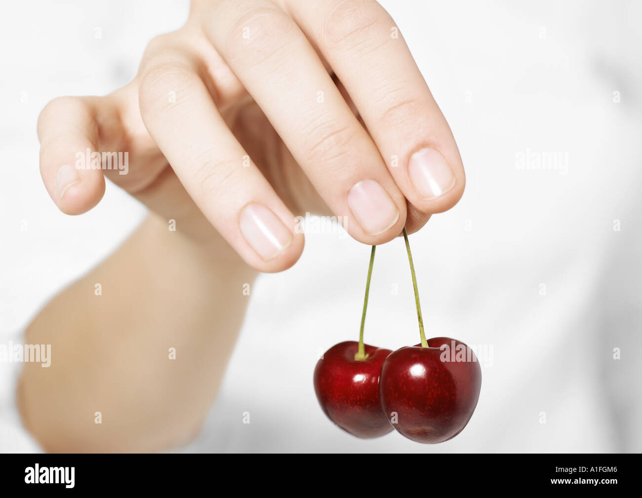 Hand halten Kirschen Stockfoto