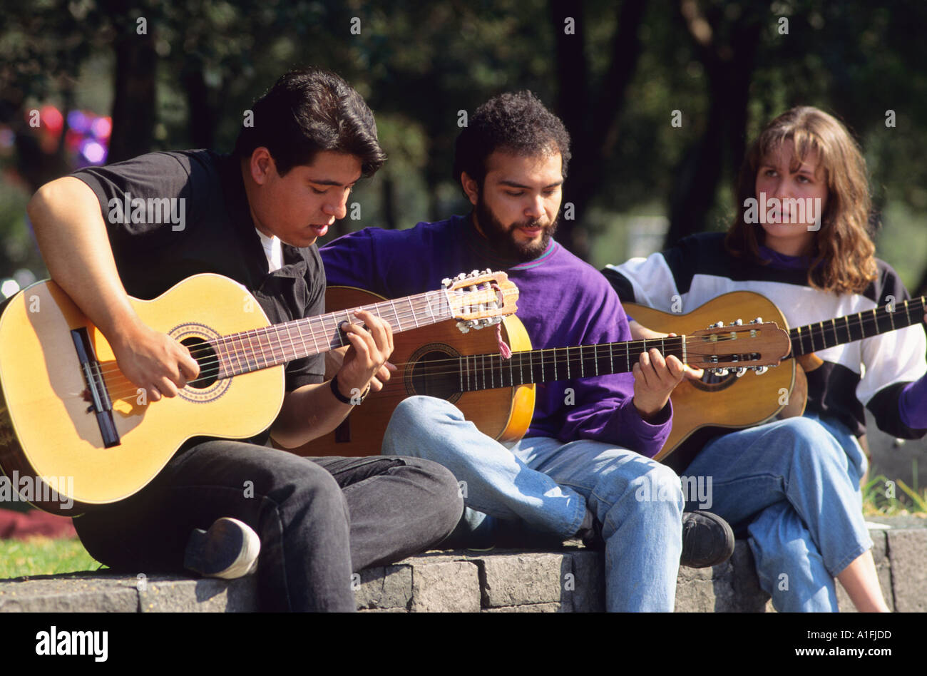 Mexikanischen Studenten spielen Gitarren Stockfoto