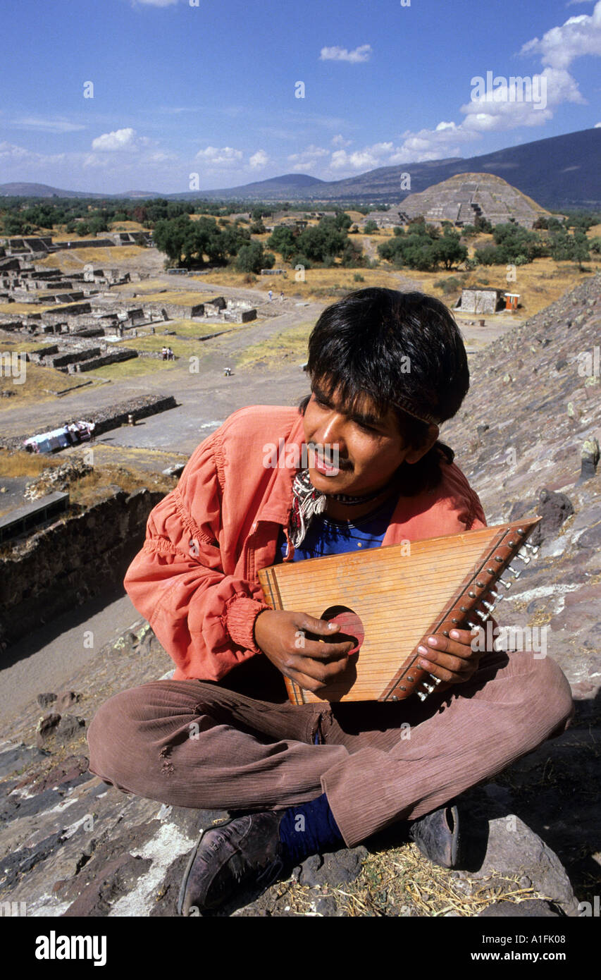 Eine junge mexikanische Mann spielt eine native Lyra Harfe in Teotihuacan archäologische Stätte in Mexiko Stockfoto