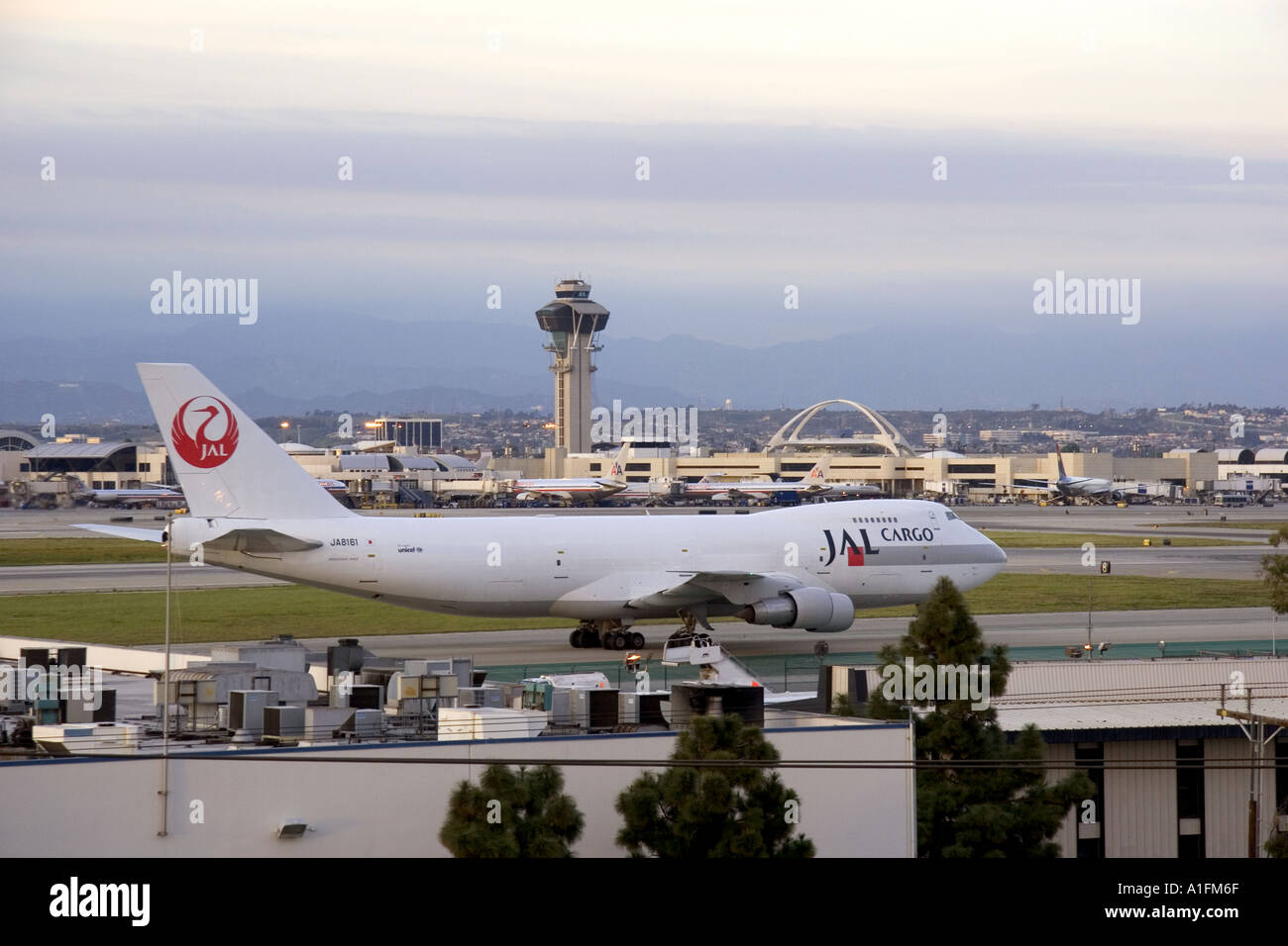 Japan Airlines 747 Frachtflugzeug am LAX Flughafen in Los Angeles Kalifornien Stockfoto