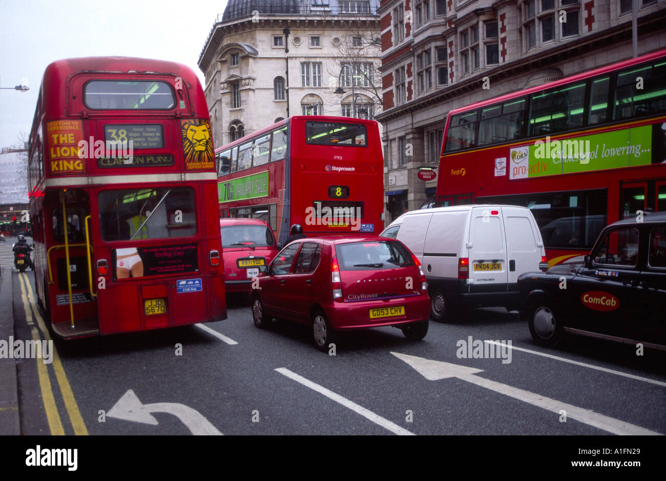 Rote Doppeldecker Routemaster London-Busse Holburn Zentrum von London Stockfoto