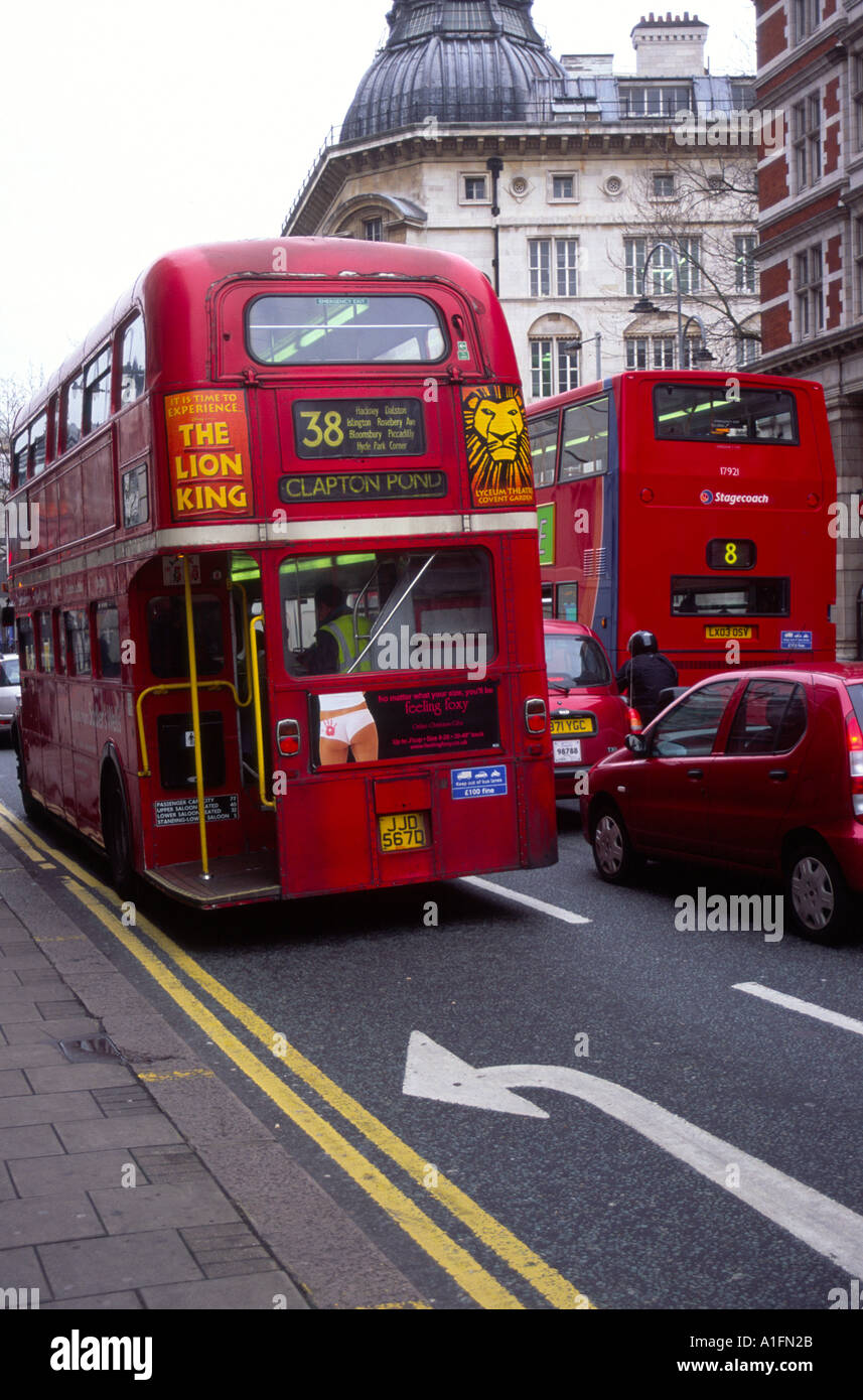 Rote Doppeldecker Routemaster London Bus zentrales London England Stockfoto