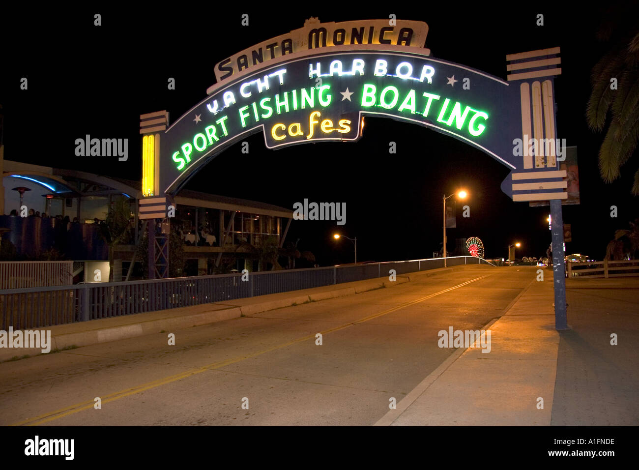 Leuchtreklame und Lichter am Santa Monica Pier California Stockfoto