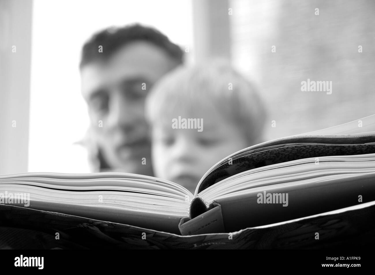Mann mittleren Alters, junge lesen Stockfoto
