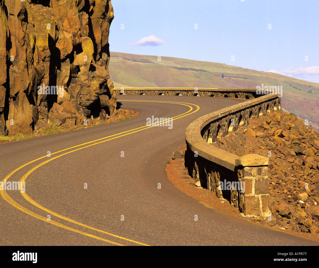 Rock-Wand und Road-Columbia River Gorge National Scenic Area-Oregon Stockfoto