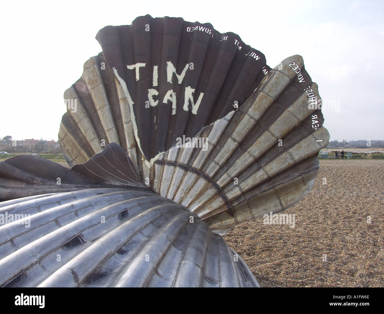 Graffiti auf Maggi Hambling Jakobsmuschel Skulptur Aldeburgh Suffolk England gemalt Stockfoto