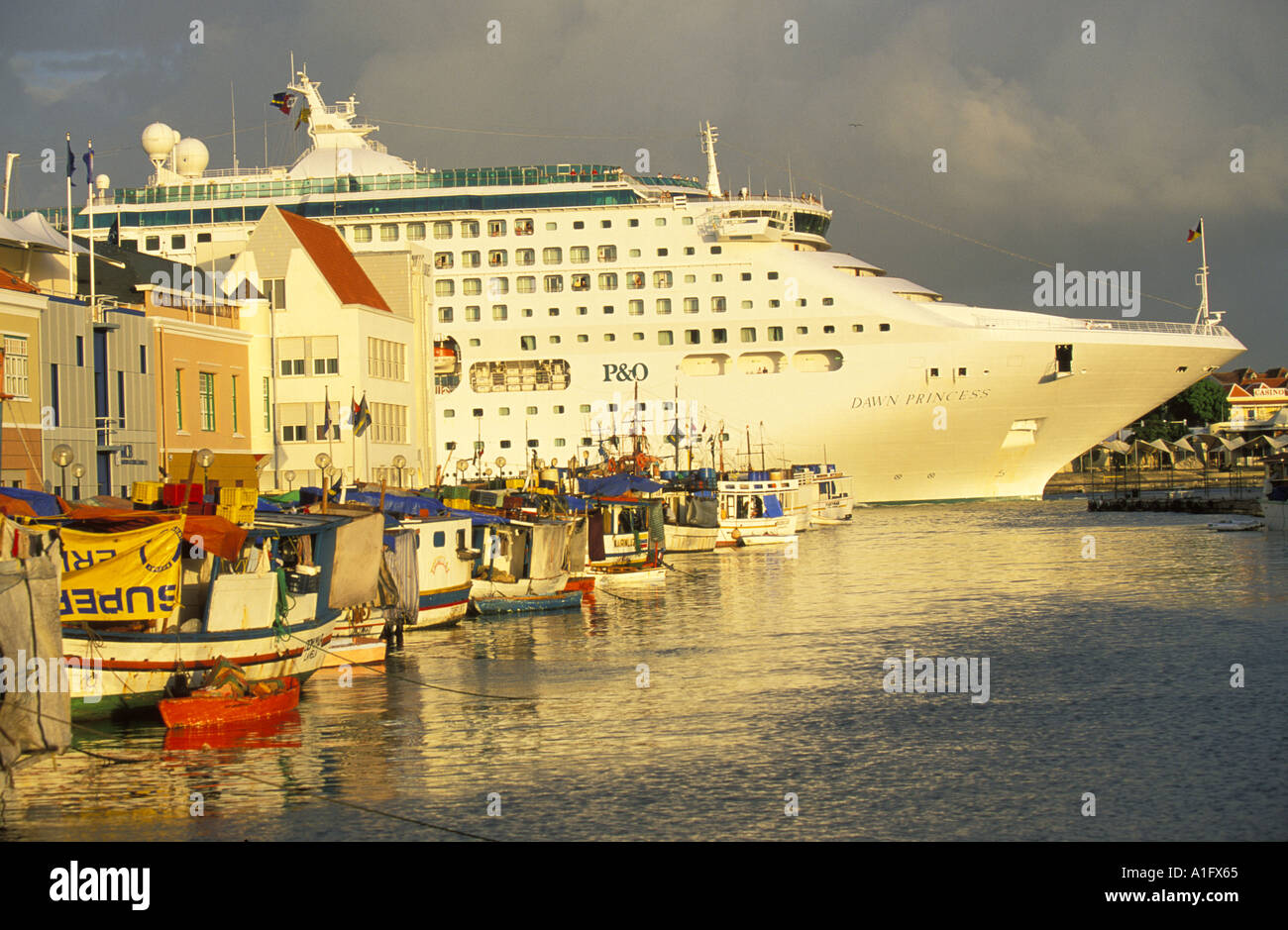 Karibik Niederlande Curacao Cruise Schiff Hafen Willemstad Waterfront und Floating Market eingeben Stockfoto