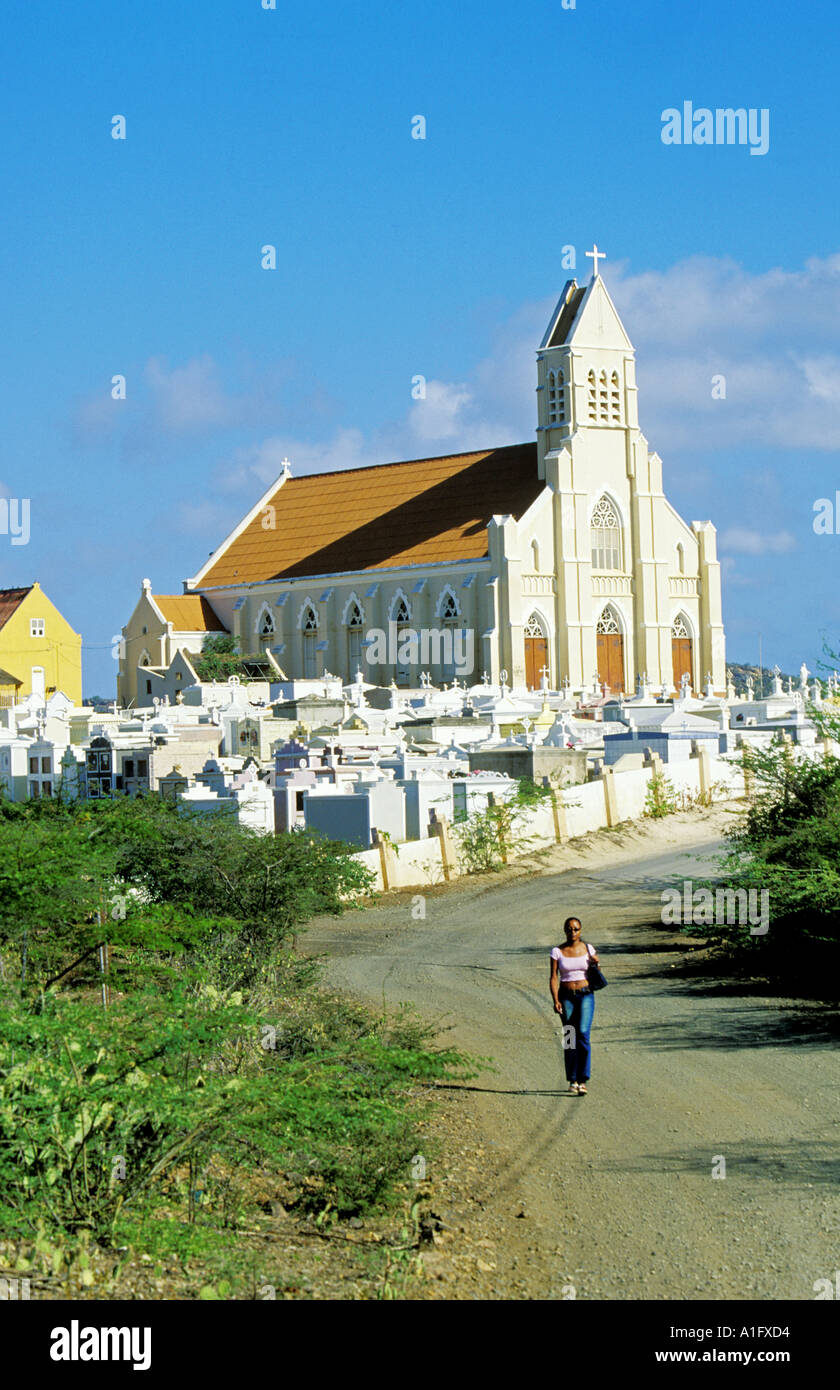 Person zu Fuß nach unten Weg der Kuaterkana katholischen Kirche, Curacao, Niederländische Karibik Stockfoto