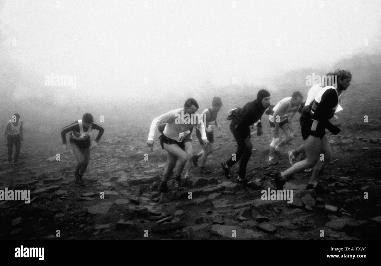 Läufer laufen bis Penyghent in den Yorkshire Dales Horton in Ribblesdale fiel Stockfoto