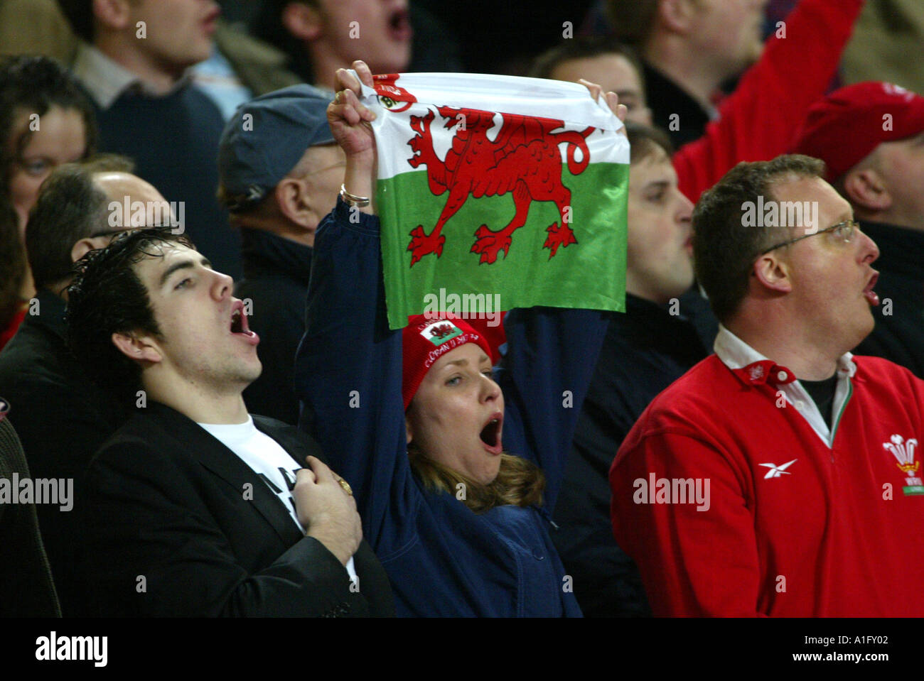 Gavin Henson von Wales packt Jason Robinson von England International Rugby im Millennium Stadium Cardiff Wales UK Stockfoto