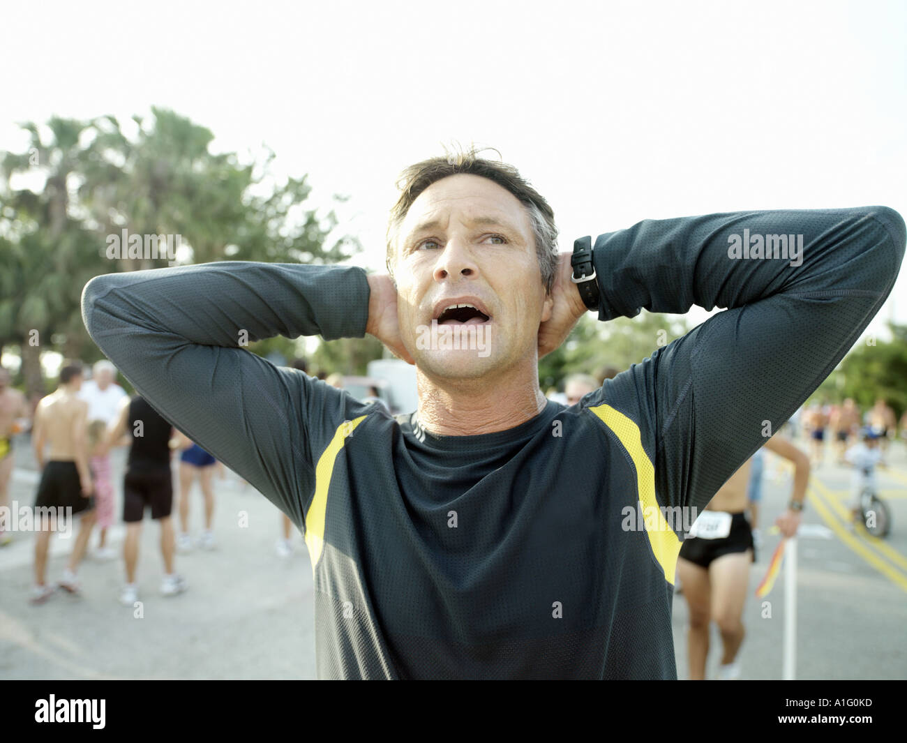 Männliche Läufer beendet Rennen Stockfoto