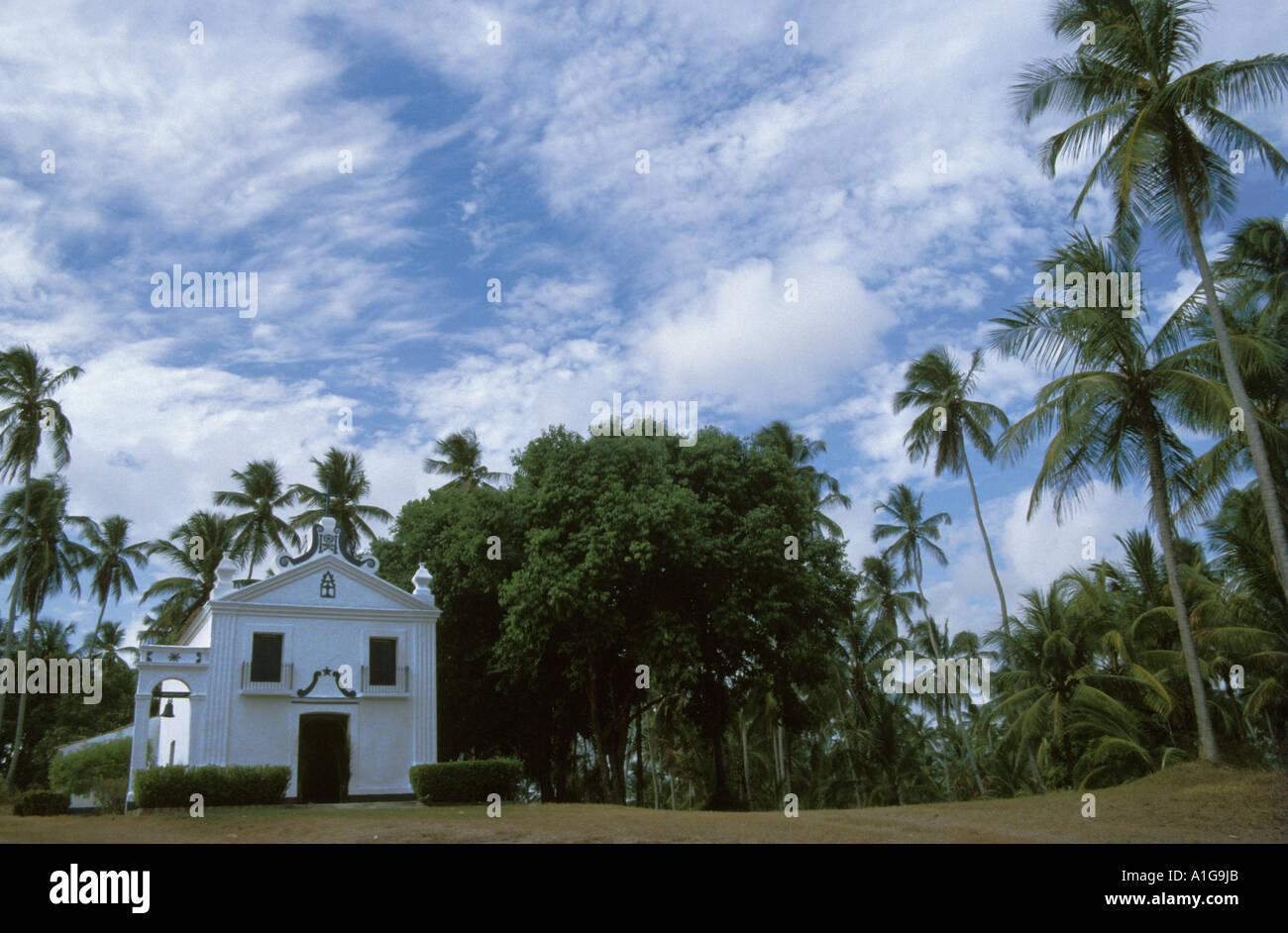 Kleine Kapelle in einer Kokosnußplantage, Barra do Camaragibe, einem Dorf an der Küste, Alagoas, Brasilien Stockfoto