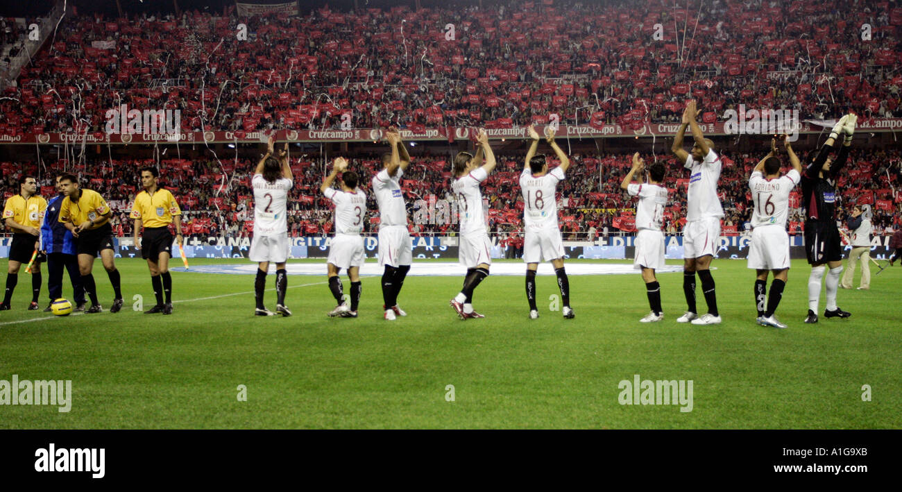 Die Spieler des FC Sevilla winkt ihren Fans vor dem Lokalderby gegen Real Betis Balompie, Sevilla, Spanien Stockfoto