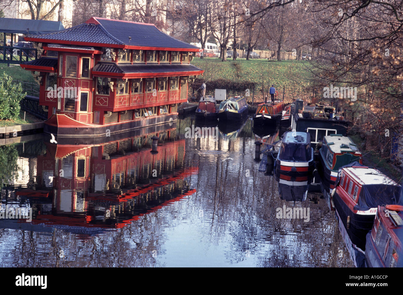 Chinesisches Restaurant Riverboat und Lastkähne auf dem Regent s Park Kanal Stockfoto