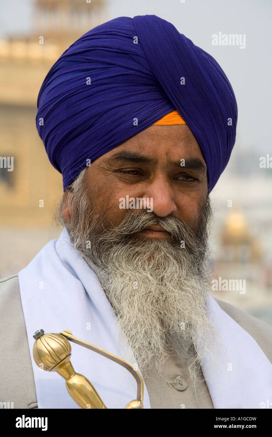 Sikh in The Golden Temple Complex in der Sikh Stadt Amritsar im