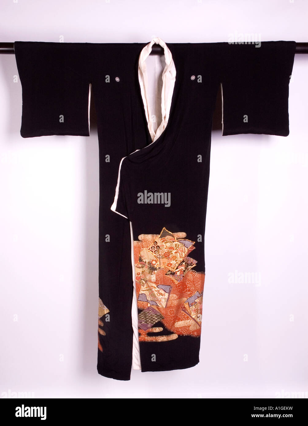 Stock Foto die Vorderansicht eines antiken schwarzen japanischen kimono Stockfoto