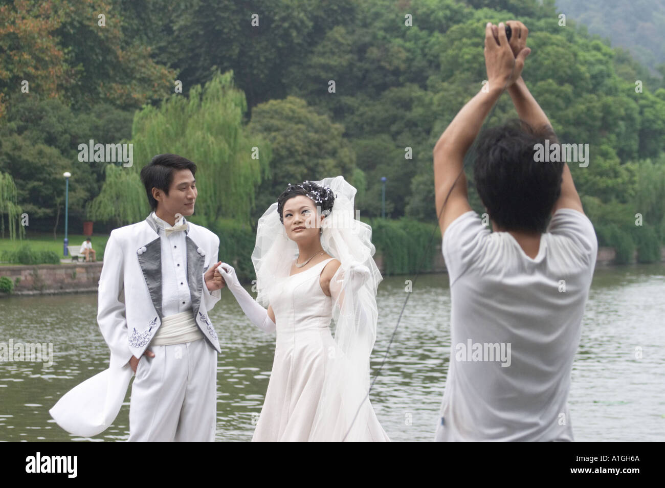 nen paar heiraten und ihr Foto auf dem Westsee in Hangzhou China ein sehr beliebter Ort für Hochzeitsfotografie in China nen paar heiraten und ihr Foto auf dem Westsee in Hangzhou China ein sehr beliebter Ort für Hochzeitsfotos in china Stockfoto