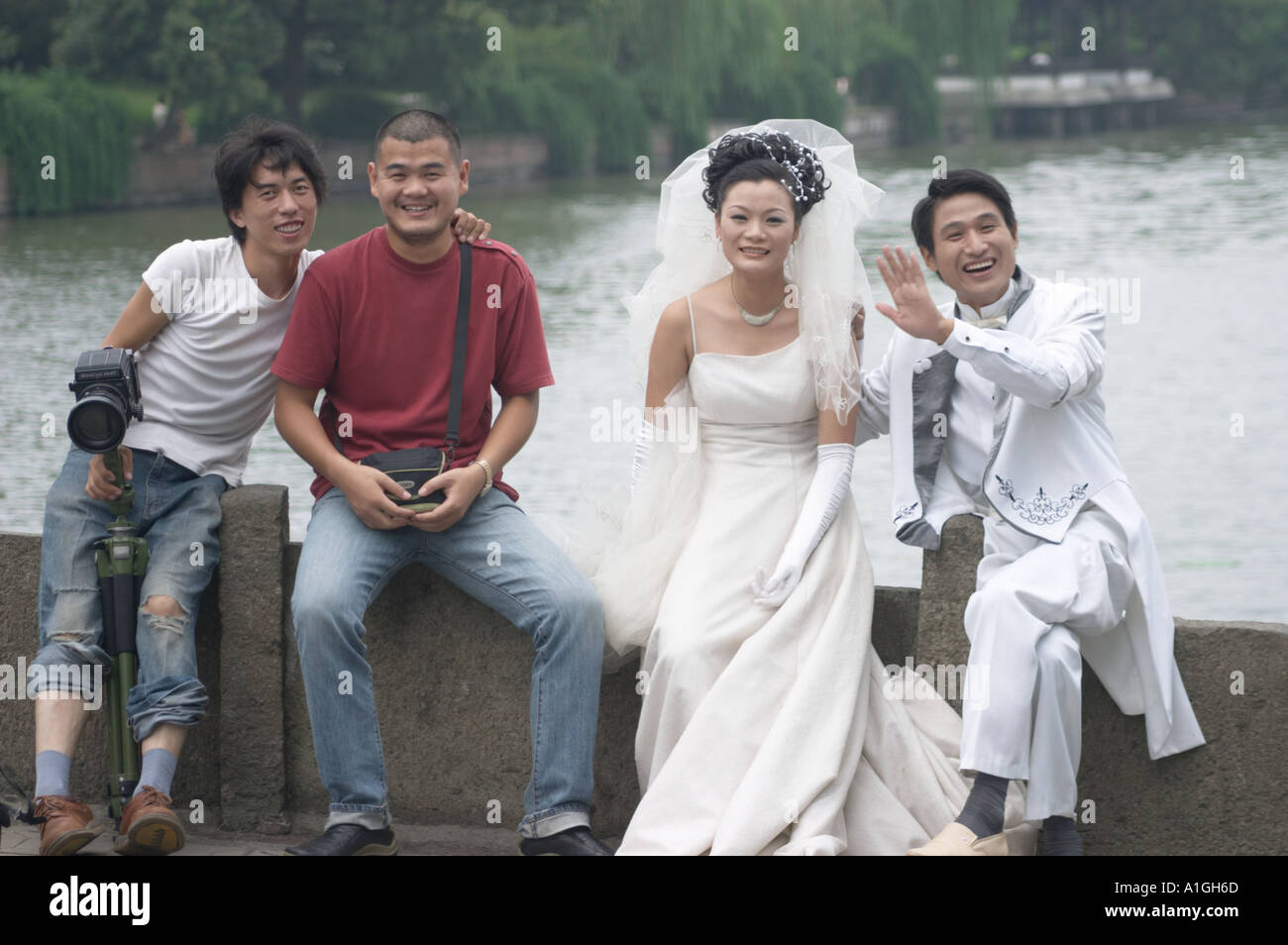 nen paar heiraten und ihr Foto auf dem Westsee in Hangzhou China ein sehr beliebter Ort für Hochzeitsfotografie in China nen paar heiraten und ihr Foto auf dem Westsee in Hangzhou China ein sehr beliebter Ort für Hochzeitsfotos in china Stockfoto
