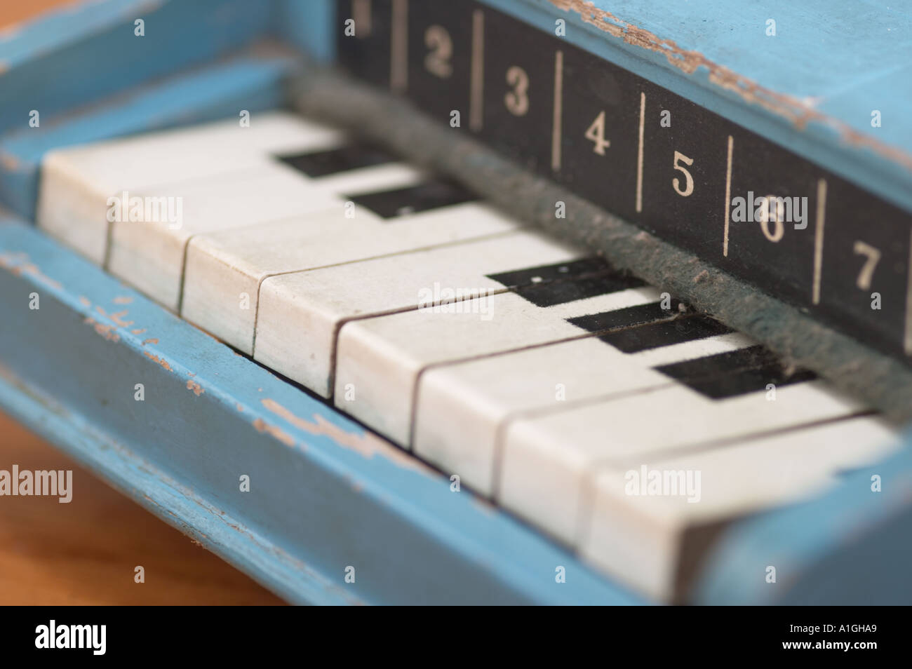 Kleine Holzerne Spielzeug Klavier Stockfotografie Alamy