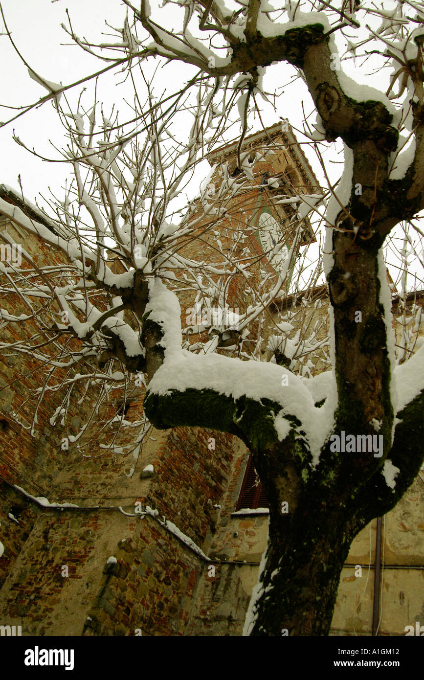 Eine Turmuhr wird vom Schnee bedeckten Zweige wie eine Metapher für das Ende des Lebens Umbrien Italien erfasst. Stockfoto