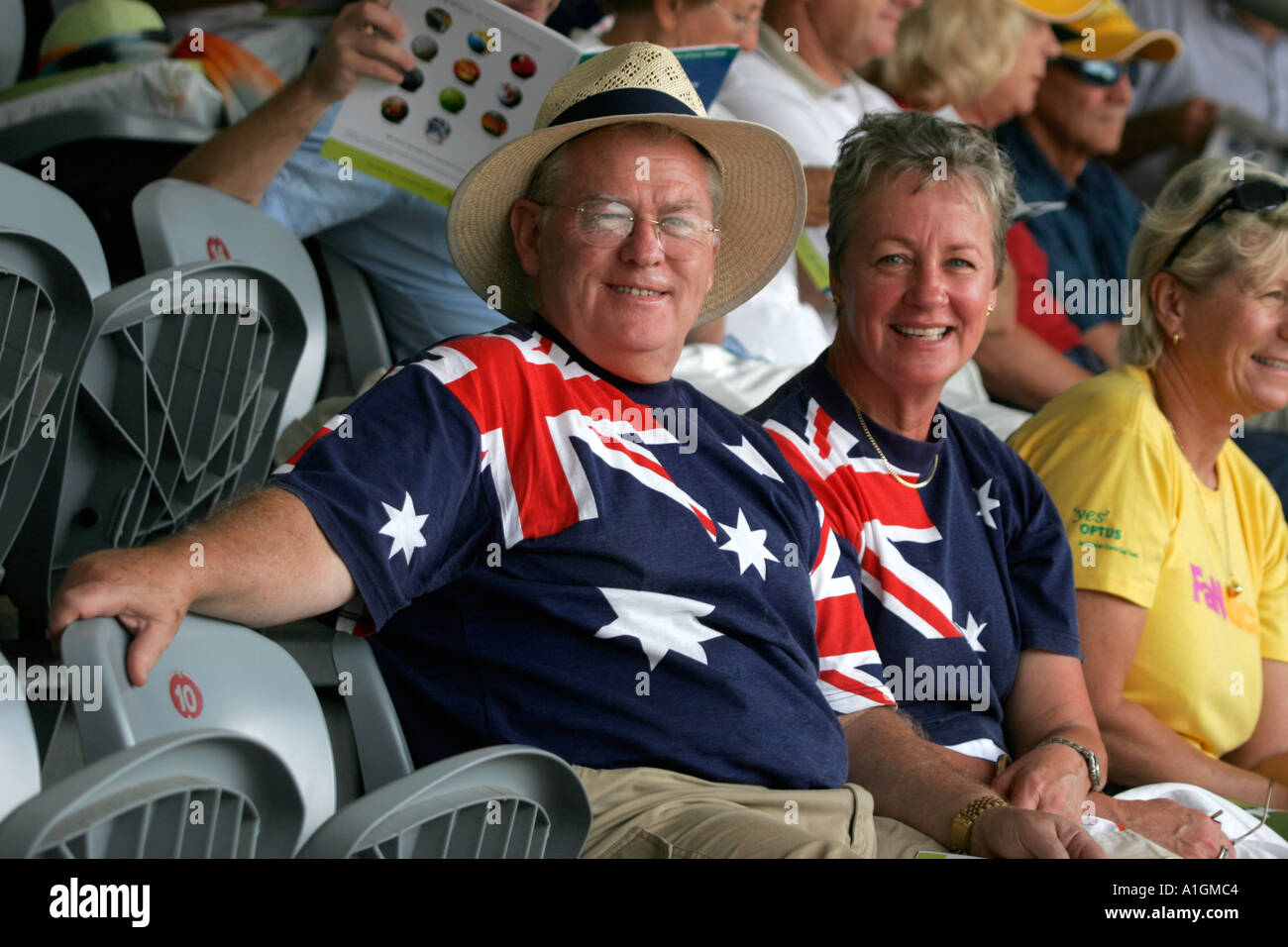 Sport-Fans tragen die australische Flagge Stockfoto