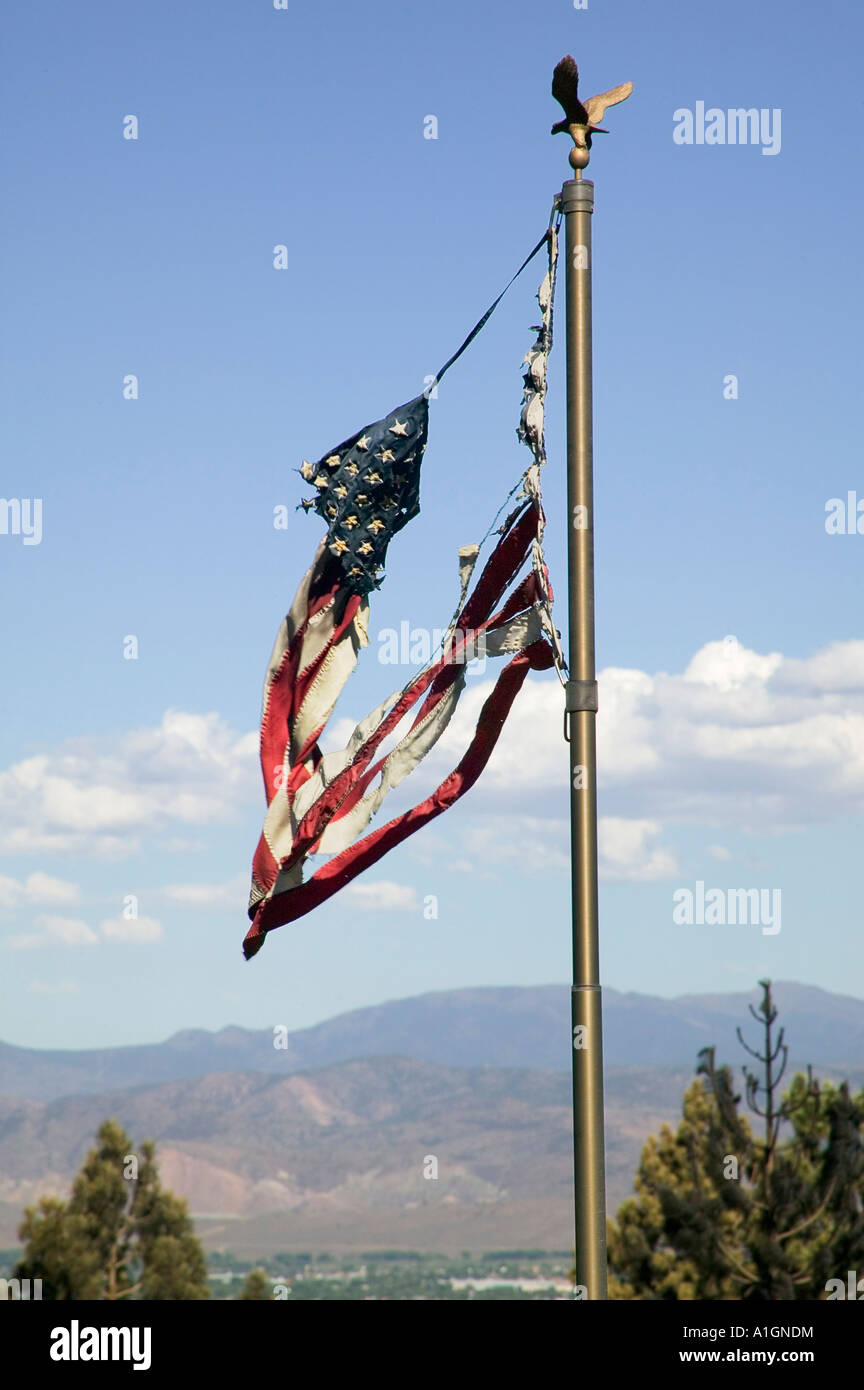 Verbrannte amerikanische Flagge, die infolge eines Waldbrandes, Nevada Stockfoto