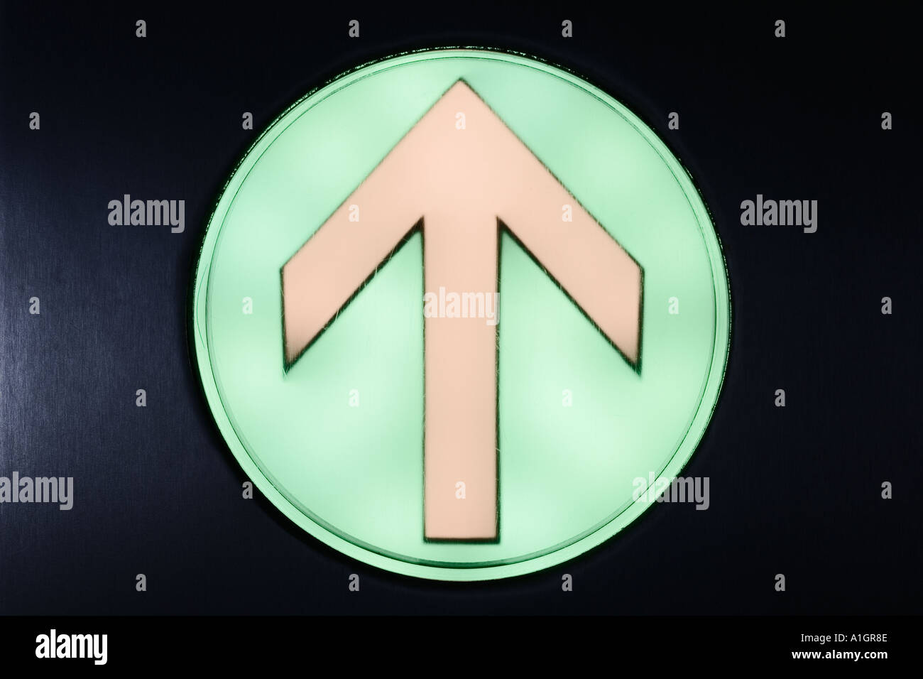 Neon-Pfeil-Symbol im Aufzug Stockfoto