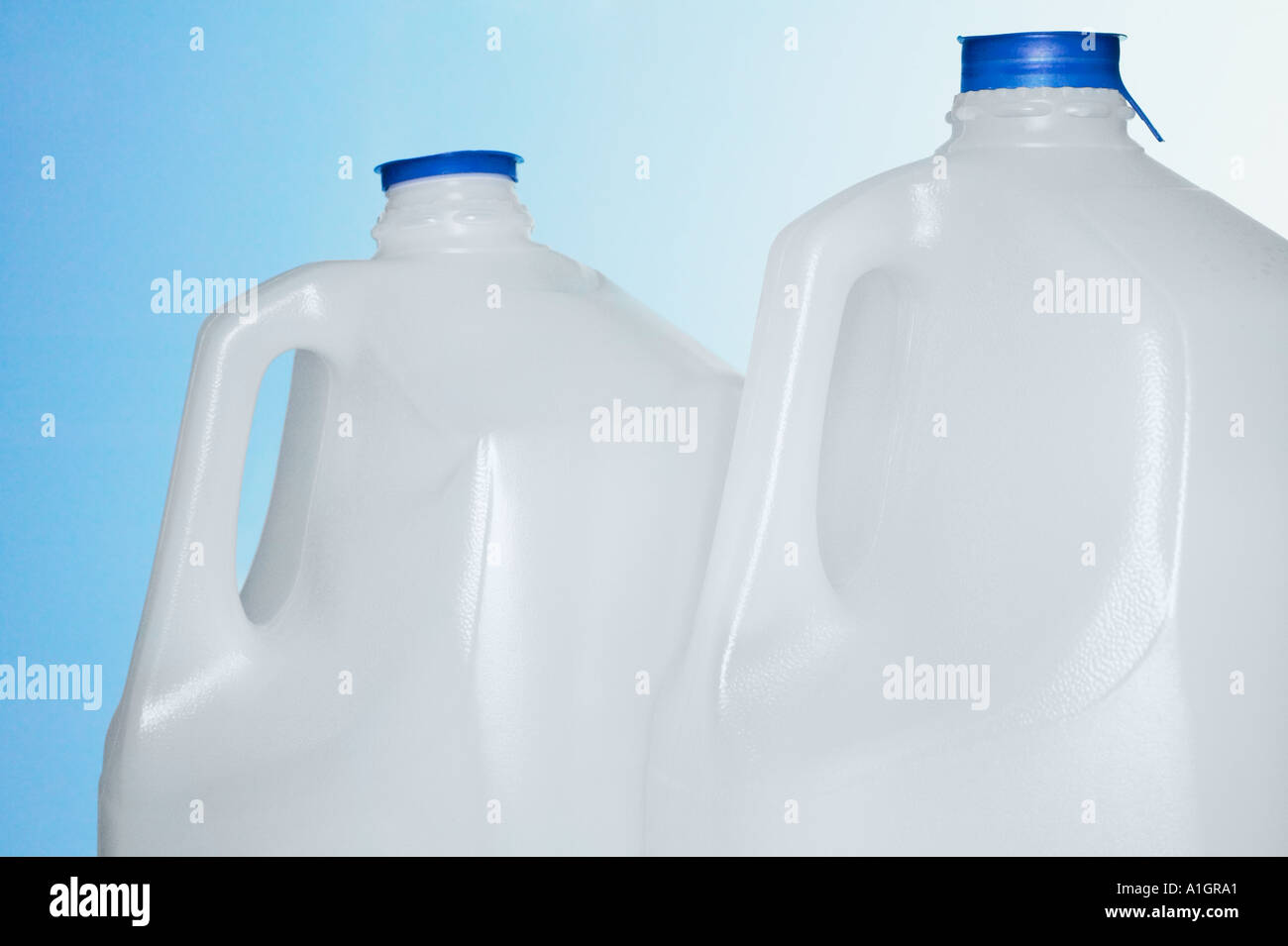 Zwei Kunststoff-Wasser-Container und blauer Himmel Stockfoto