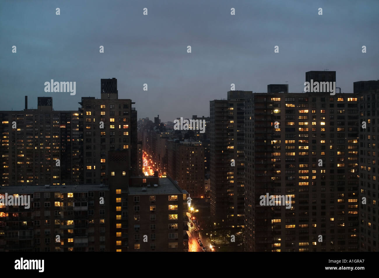New York Apartment-Gebäude in der Nacht Stockfoto