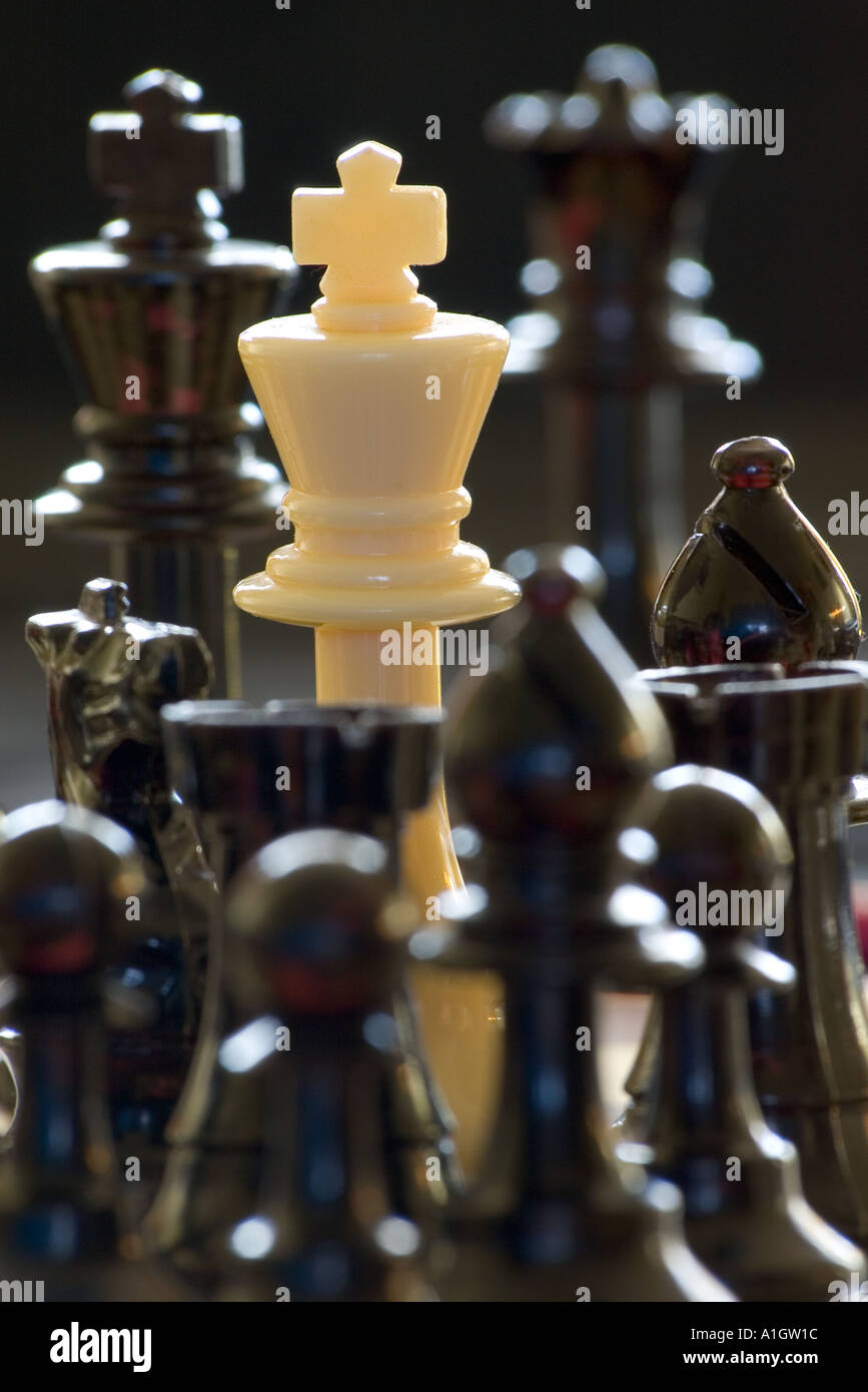 umgeben von weißen König von schwarzen Figuren Schach Stockfoto