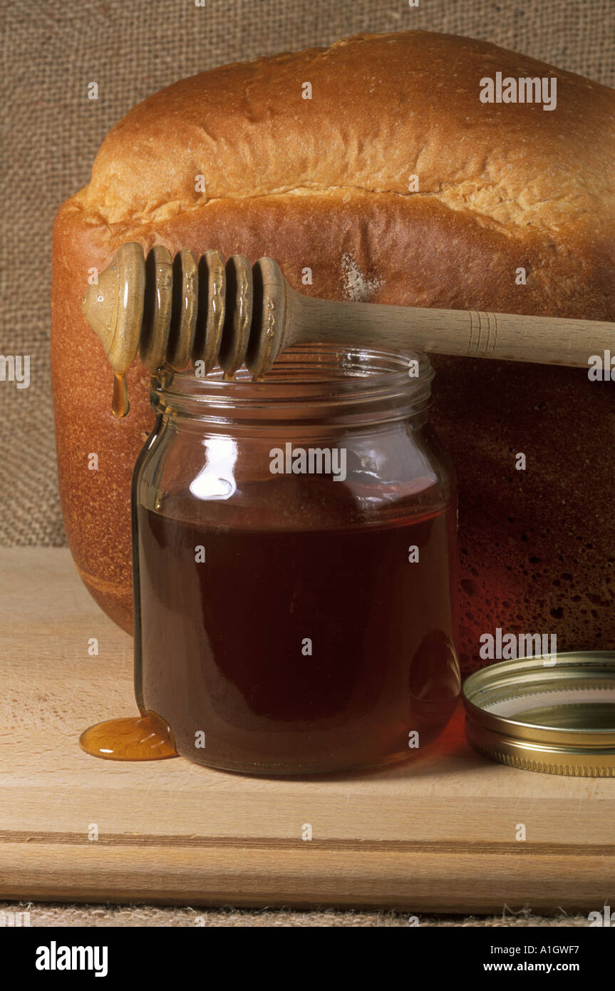 Nach Hause gebackenes Brot mit einem Glas Honig und ein twirler Stockfoto