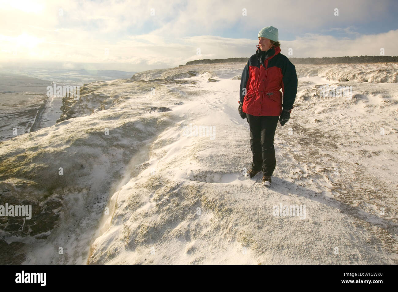 eine Frau fiel Wanderer auf dem Gipfel des Penyghent, Yorkshire Dales National Park, UK Stockfoto