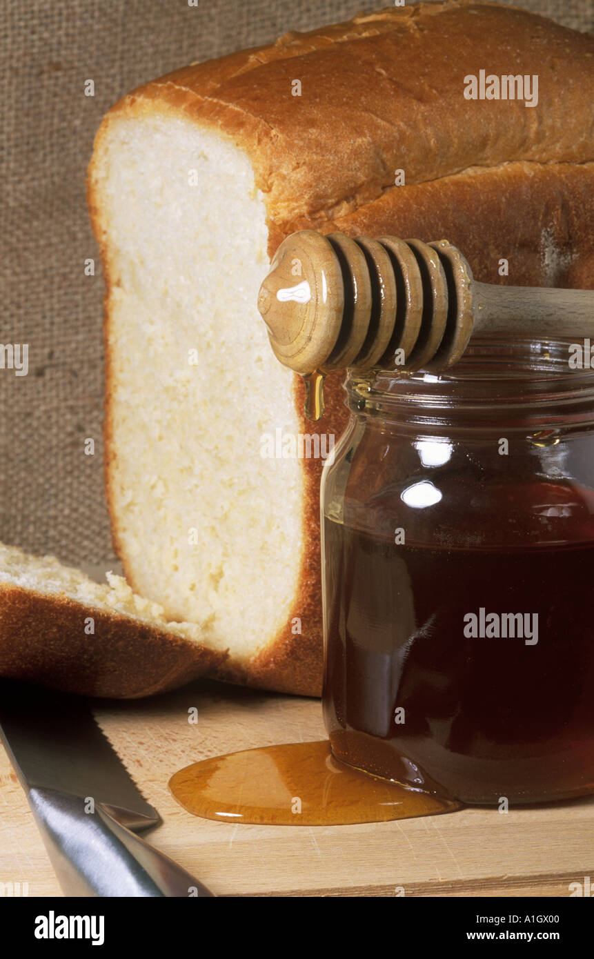 Nach Hause gebackenes Brot mit Honig verschütten über den Rand des Glases Stockfoto