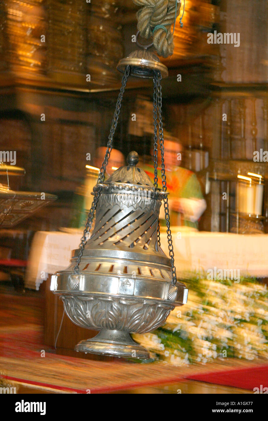 Nahaufnahme von einem schwingen und Rauchen Botafumeiro in der Kathedrale von Santiago De Compostela, Spanien Stockfoto