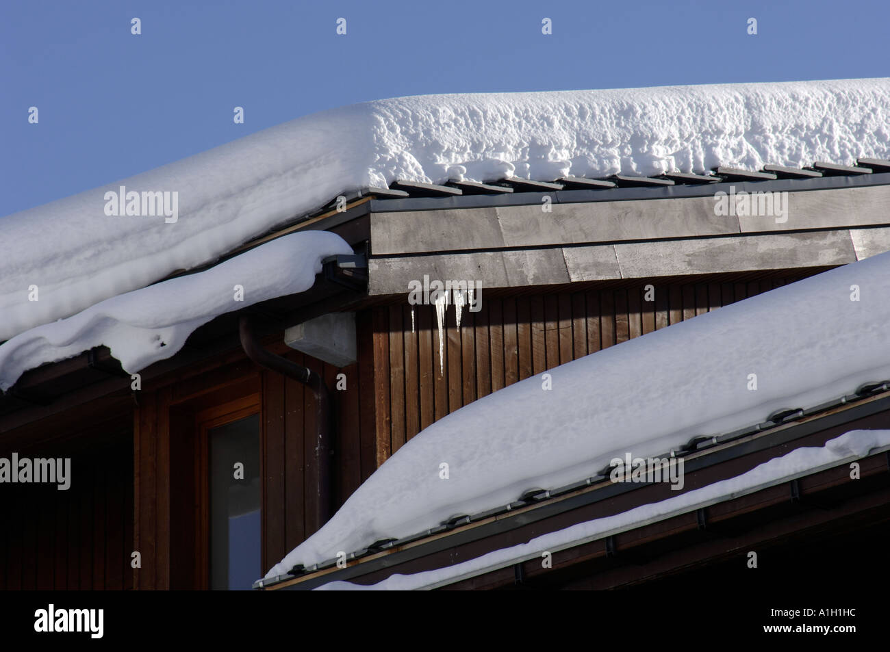 tiefen Schnee und Eiszapfen am Dach des Gebäudes Stockfoto