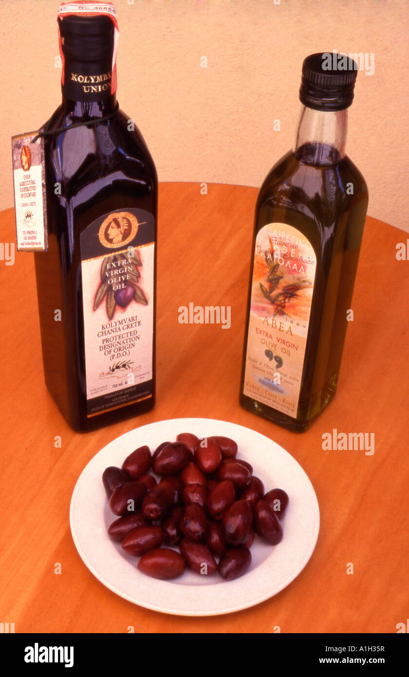 Flaschen vor Ort gefertigten kalt gepresst natives Olivenöl und Oliven Chania Old Town Kreta Griechenland-Platte Stockfoto