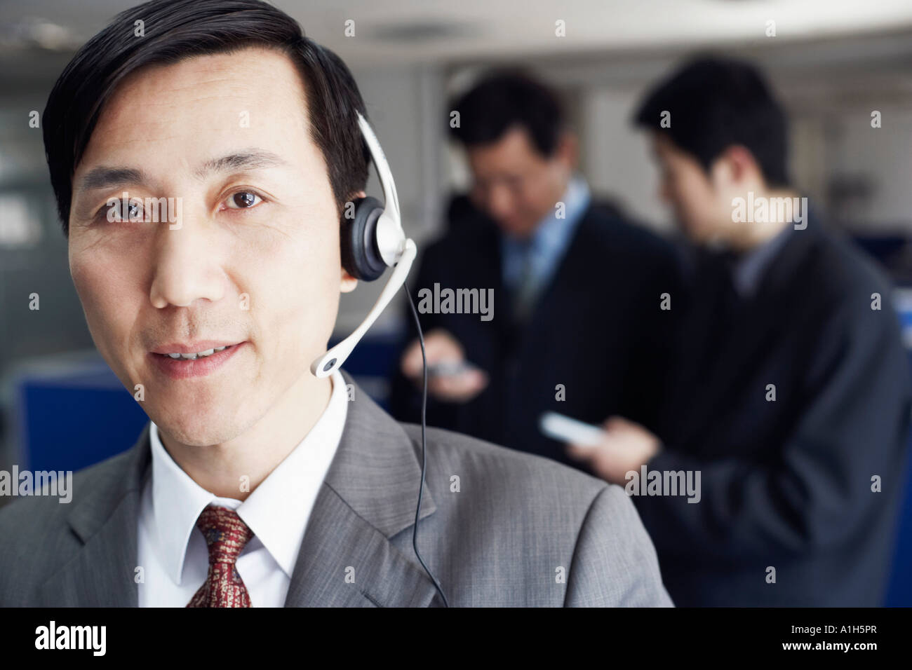 Porträt von einem Kundendienstmitarbeiter einen Kopfhörer tragen Stockfoto