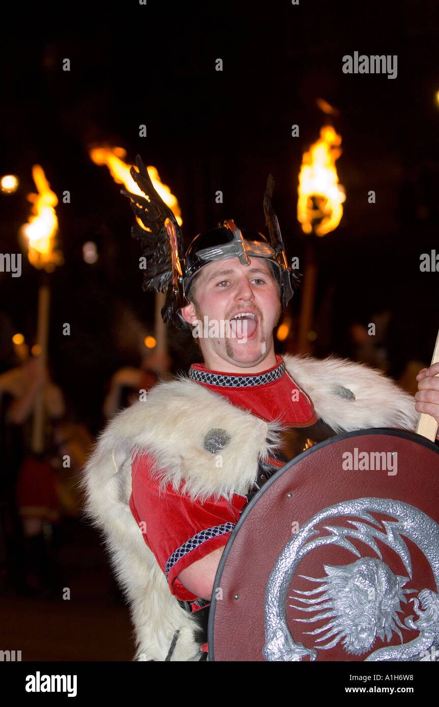 Mann in Tracht am Up Helly-Aa, jährliche Feuerfestival Shetlands Stockfoto