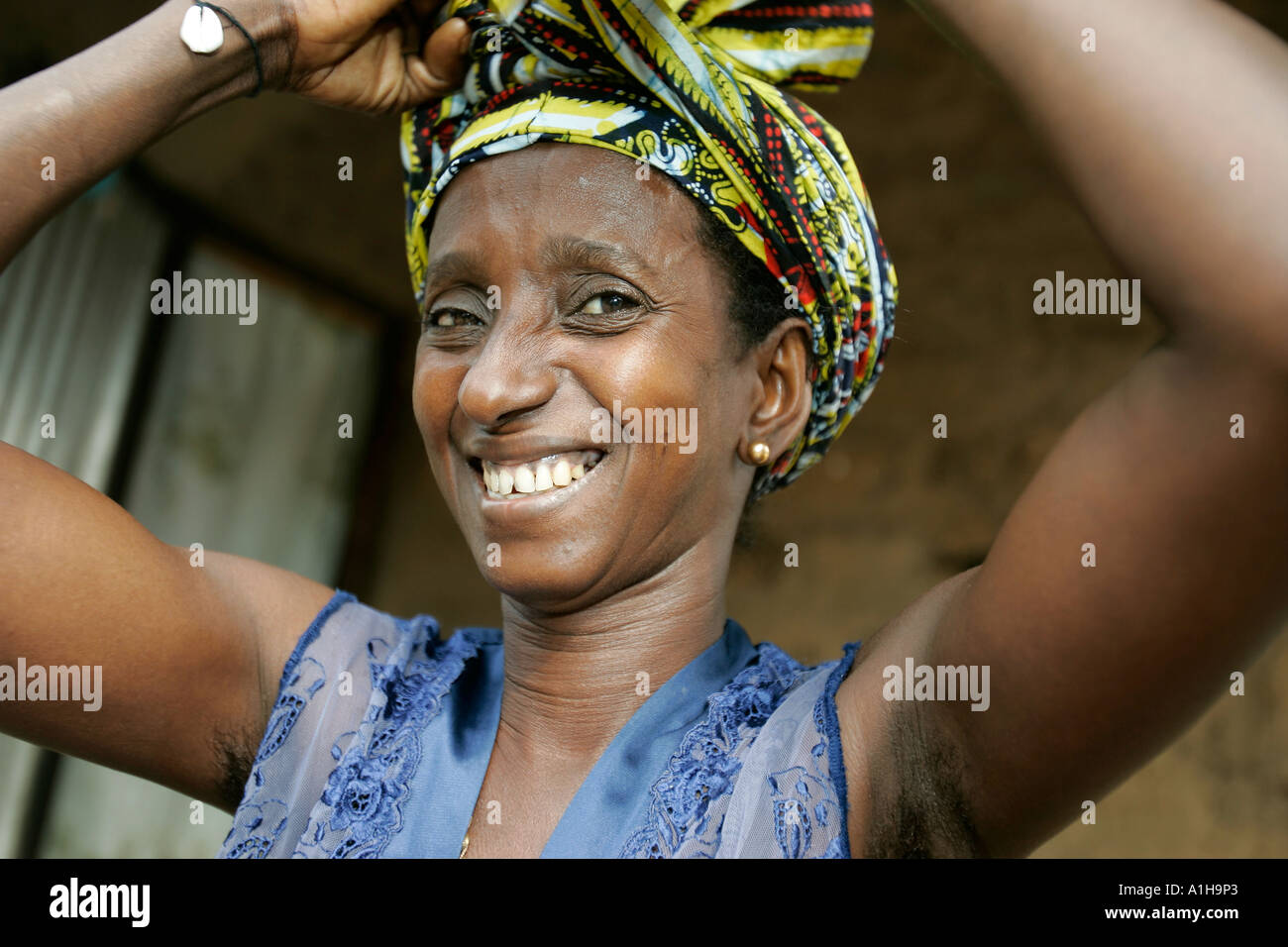 Fula Frau Krawatten bunte Kopftuch Sarapati Dorf Gambia Stockfoto