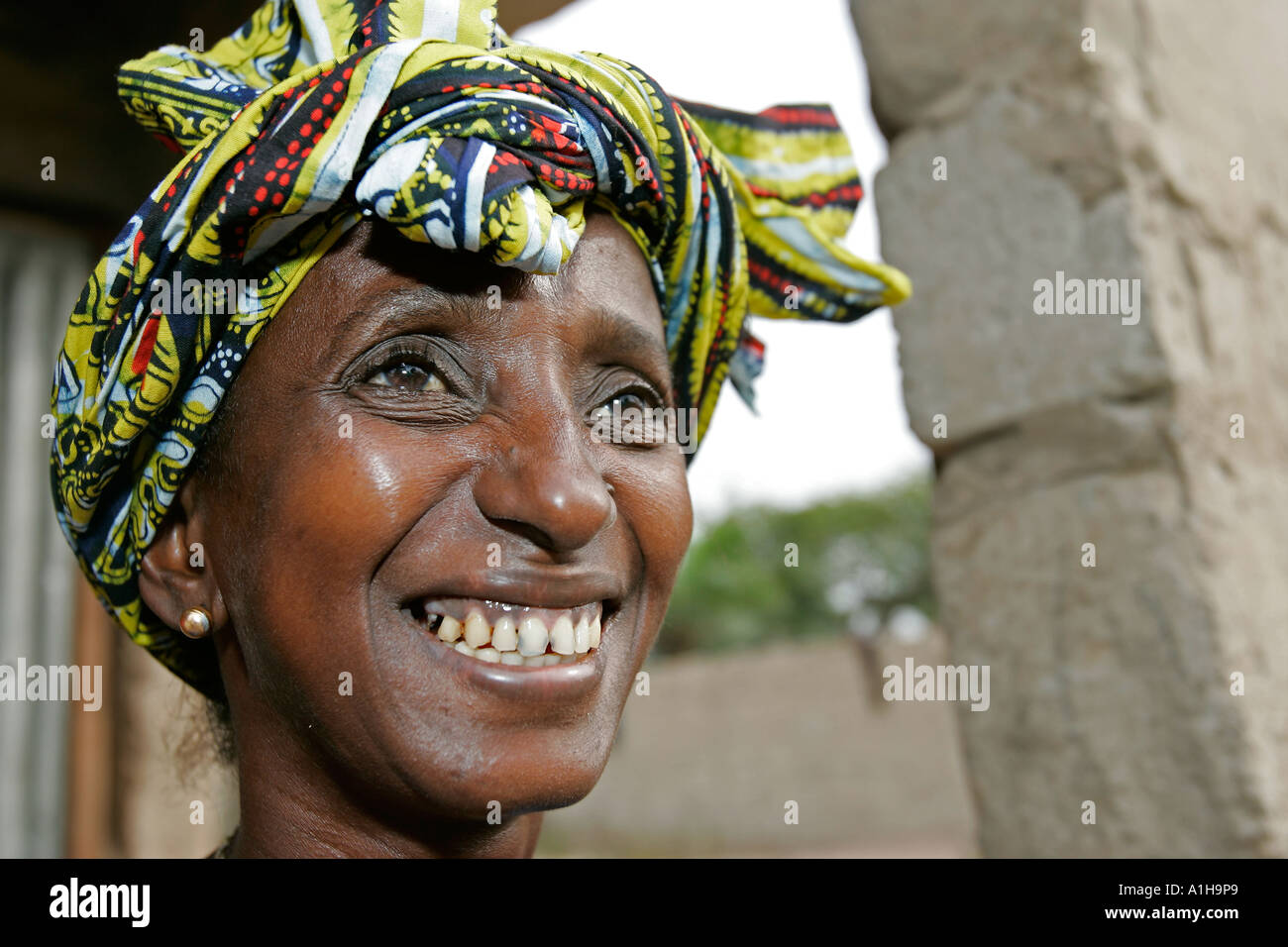 Fulbe-Frau mit bunten Kopftuch Sarapati Dorf Gambia Stockfoto
