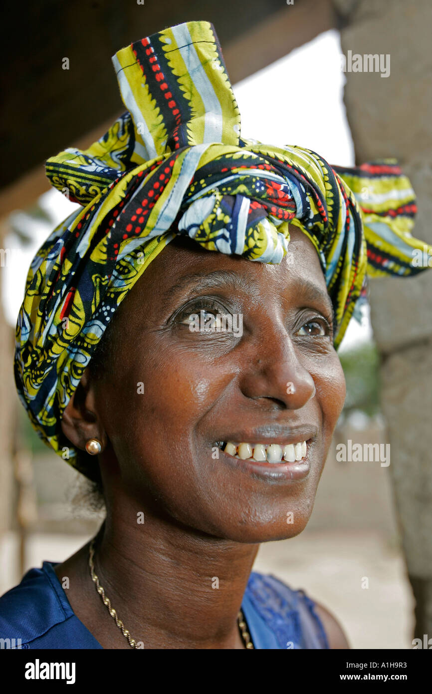 Fulbe-Frau mit bunten Kopftuch Sarapati Dorf Gambia Stockfoto