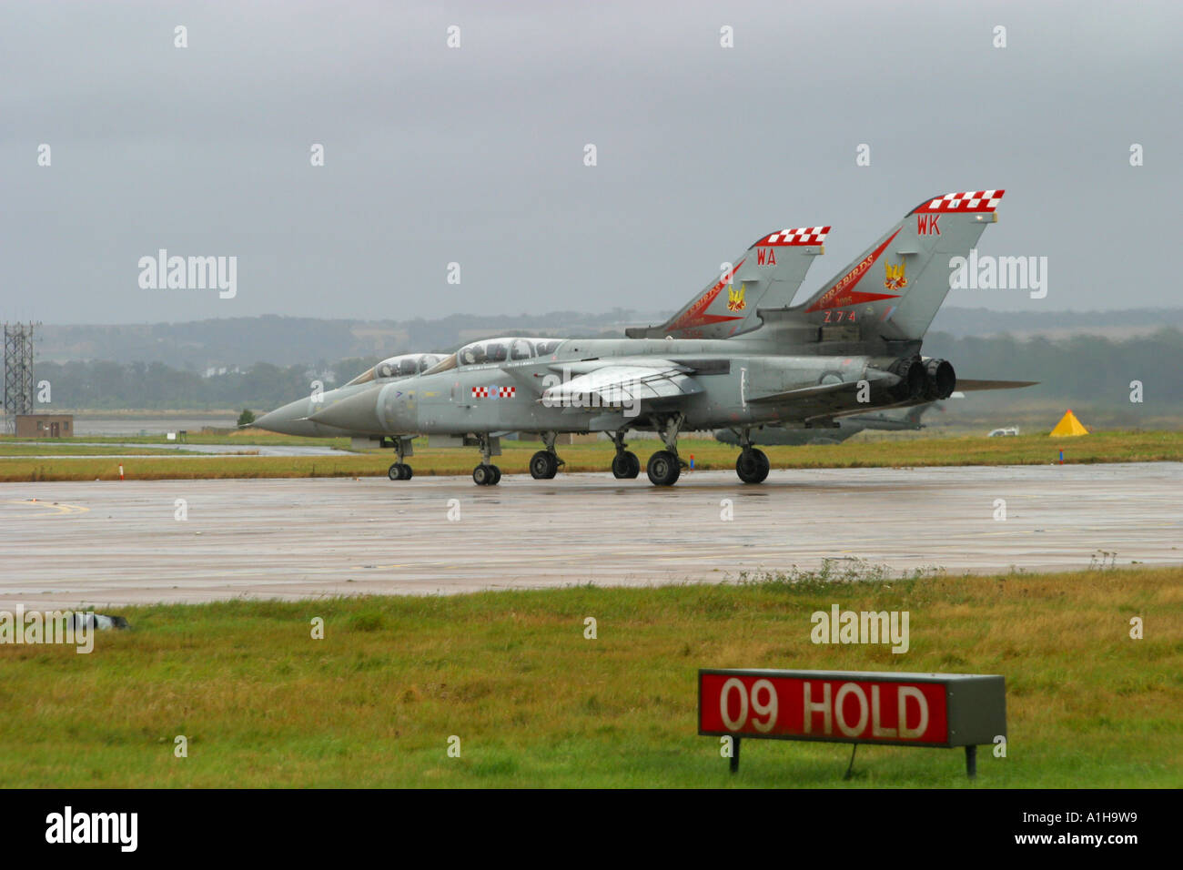 Zwei RAF Tornados bereit für abheben am Ende der Start-und Landebahn Stockfoto