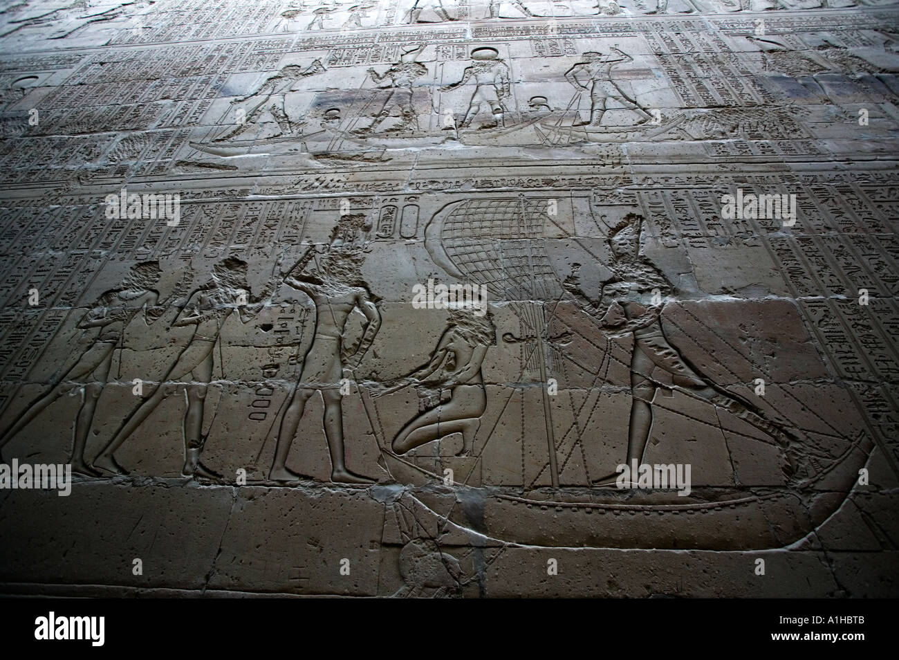 Hieroglyphen und verstümmelten Schnitzereien an den Tempel des Horus in Edfu, Ägypten Stockfoto